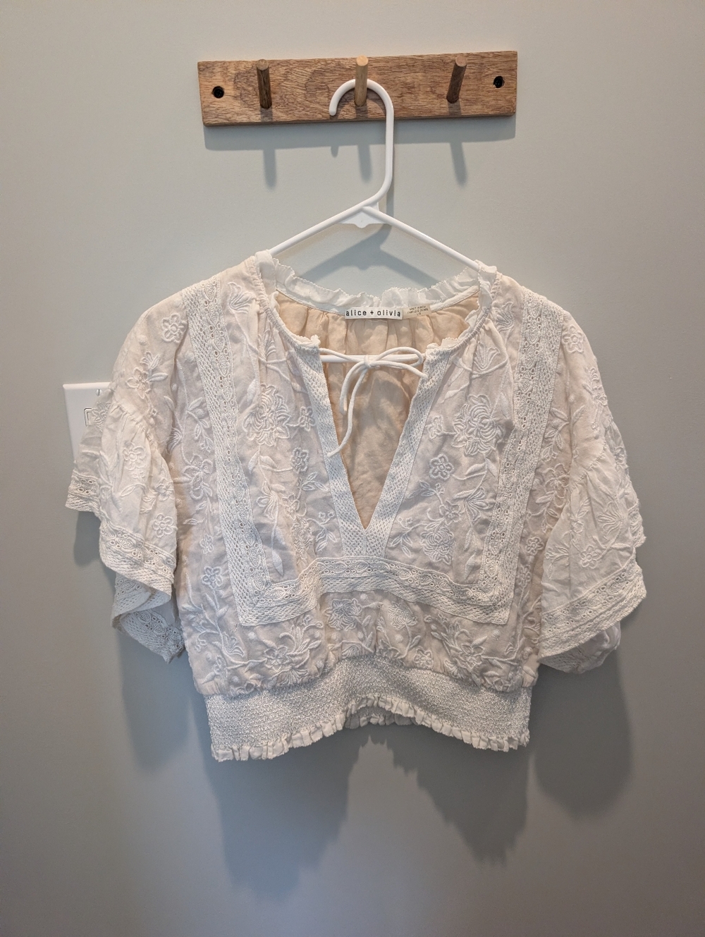 NWOT Alice And Olivia Tabitha Lace Cropped Blouse V-Neck Peasant Top Sz Large - Picture 2 of 5
